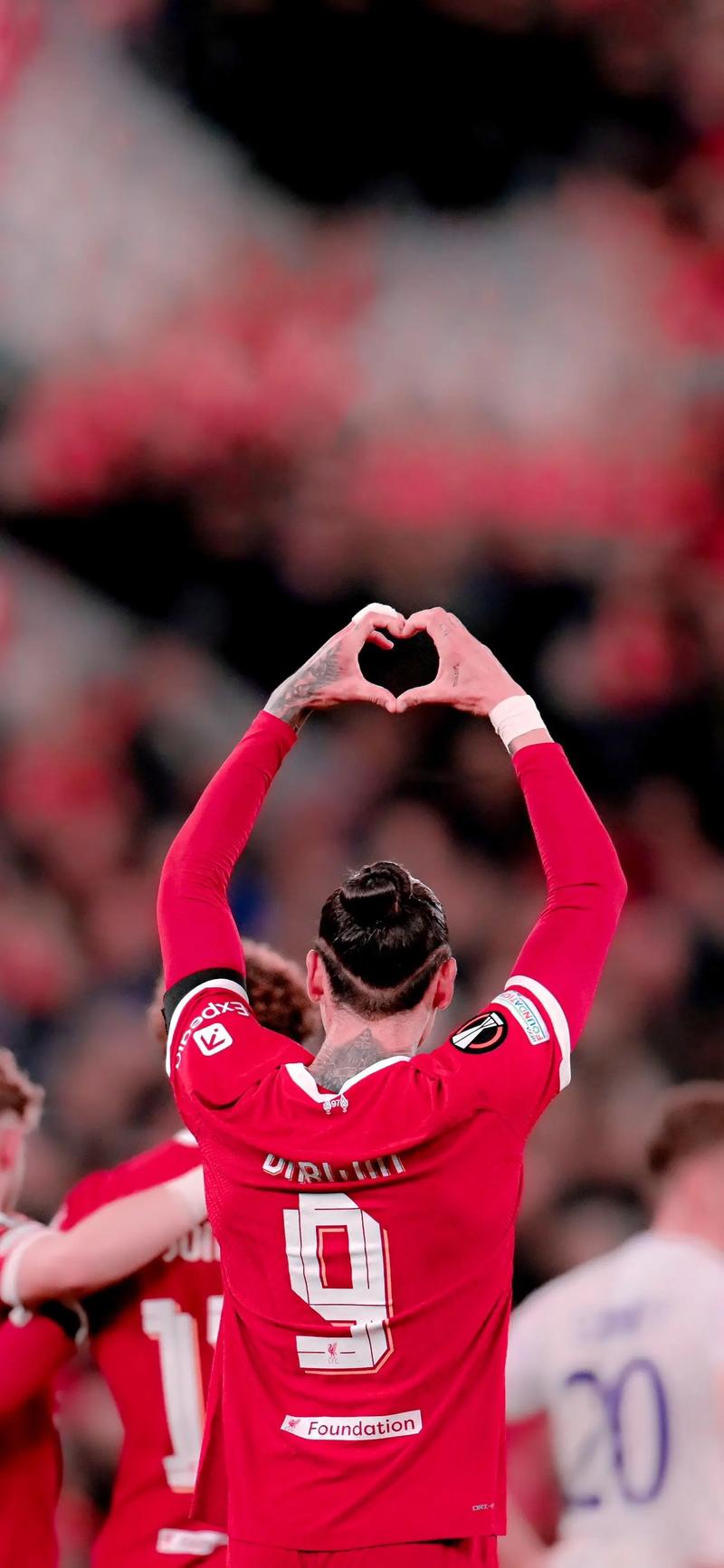 卡尔：我一直在提高右脚技术，能在17岁欧冠进球意义重大