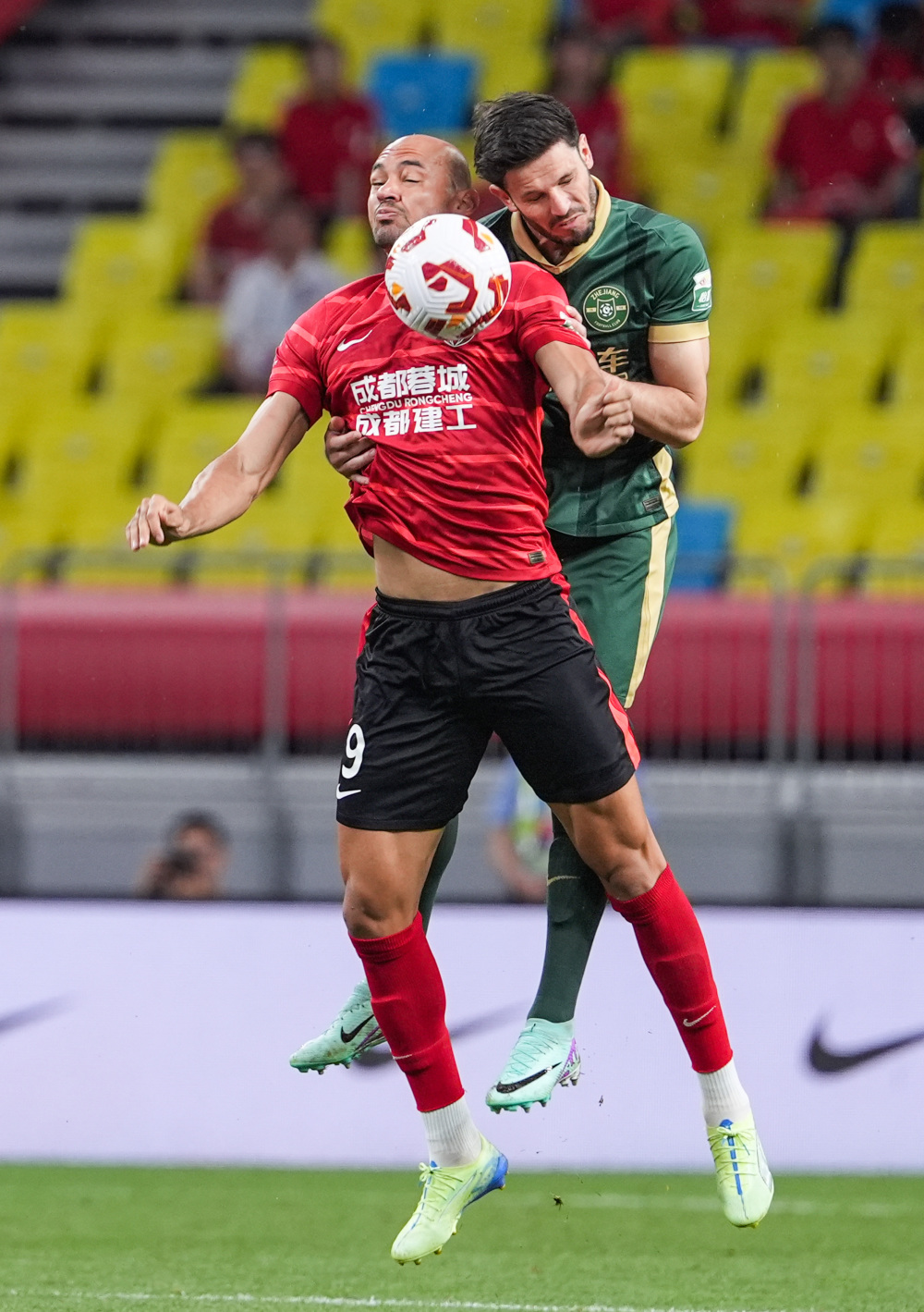 青岛伤兵满营迎常规赛！齐鲁德比争议判罚成导火索？