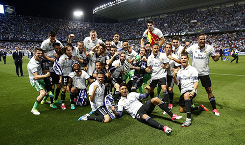 墨西哥一处世界杯训练场地状况百出：一角长满了树，边线是弯的