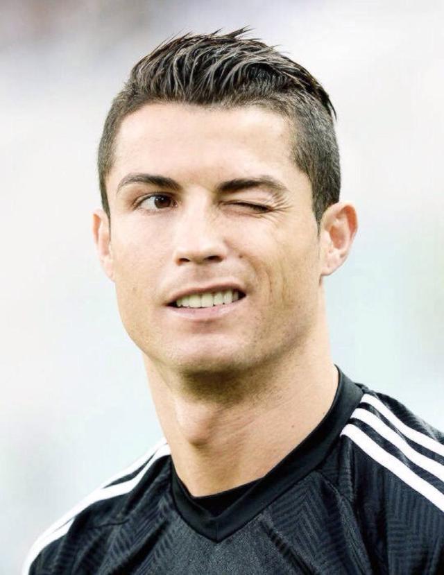 前锋连续助攻，团队配合默契