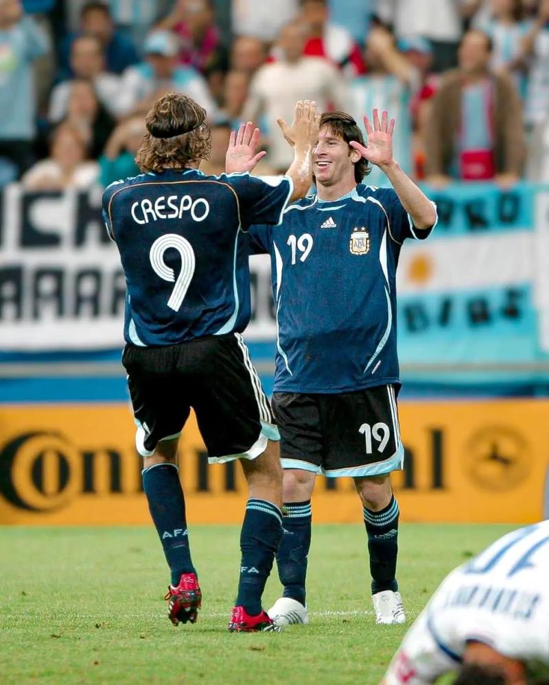 拜仁莱万多夫斯基连续两场梅开二度