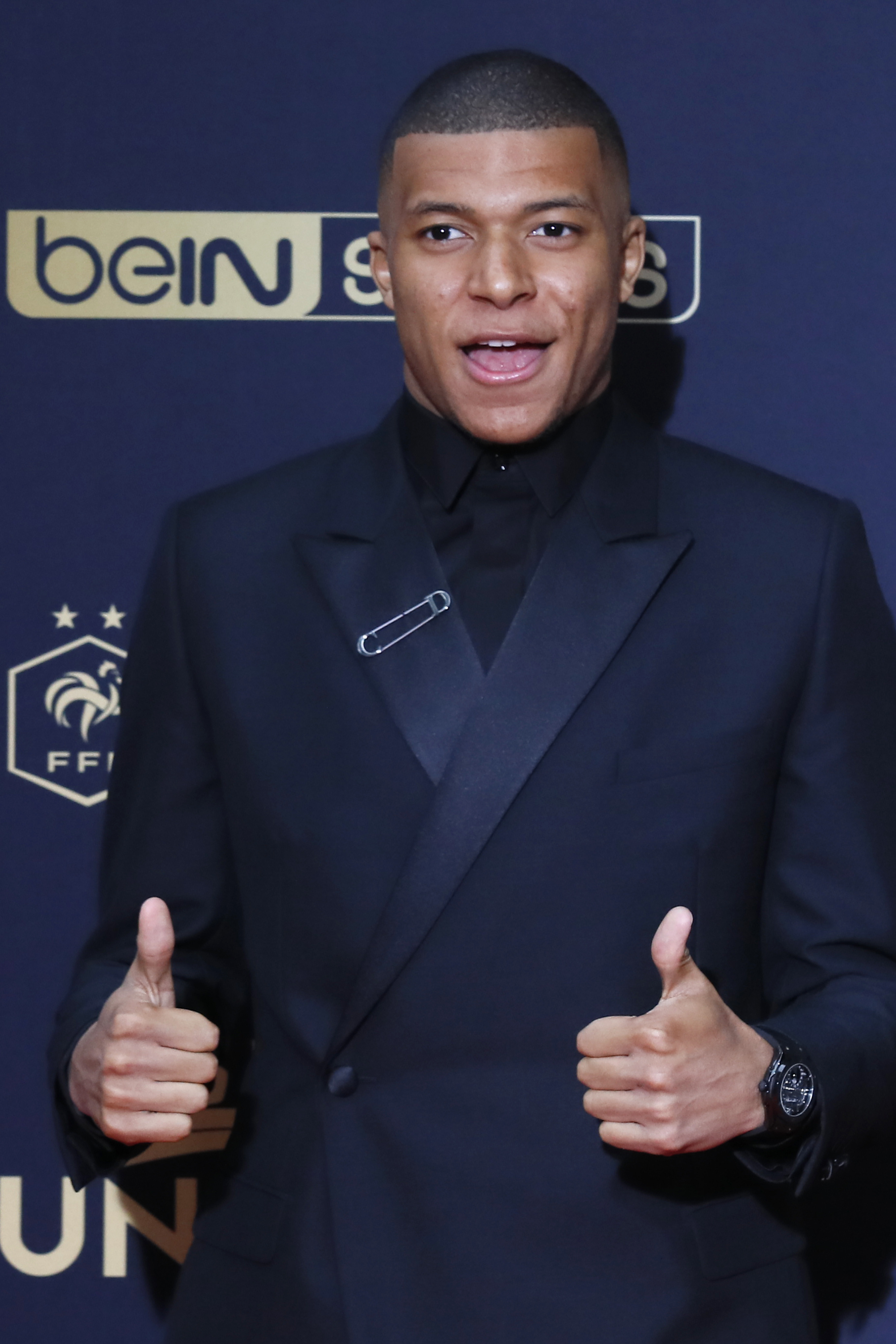 转会新动态！王牌外援签深圳，国脚中卫转投升班马，港脚选择国安