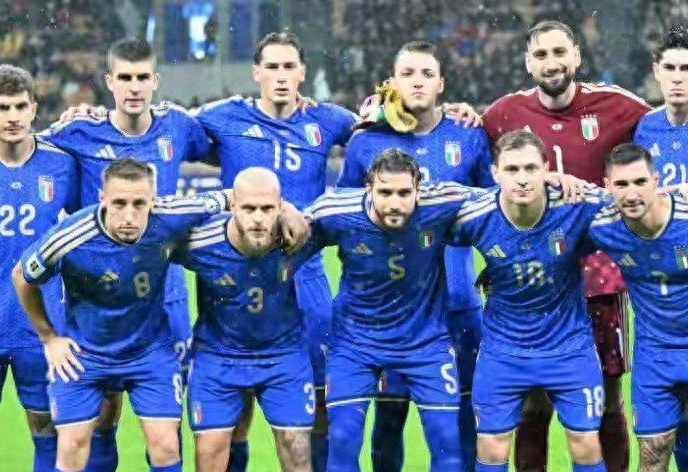 庆祝欧洲杯夺冠，英格兰女足前锋凯莉在伦敦街头跳舞